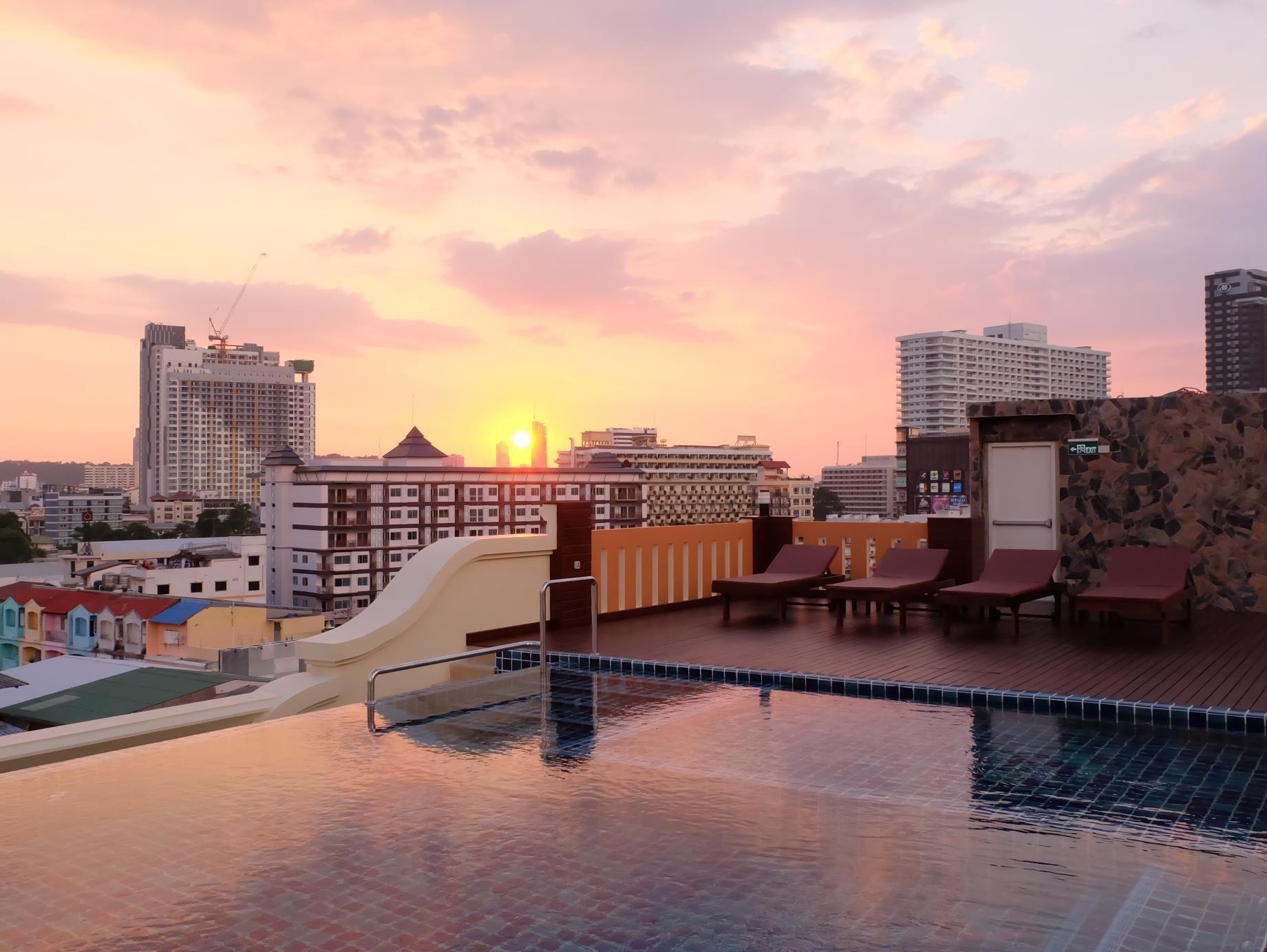D Hotel Pattaya Esterno foto