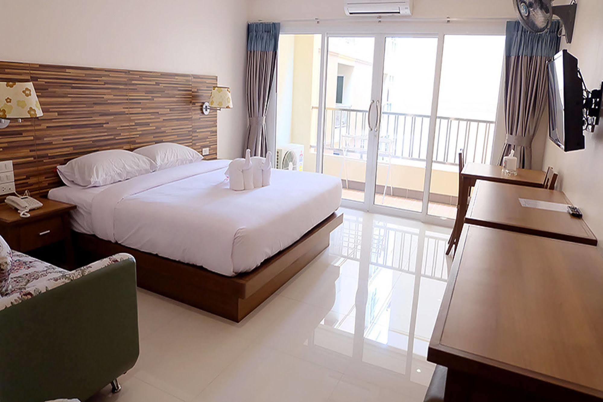D Hotel Pattaya Esterno foto