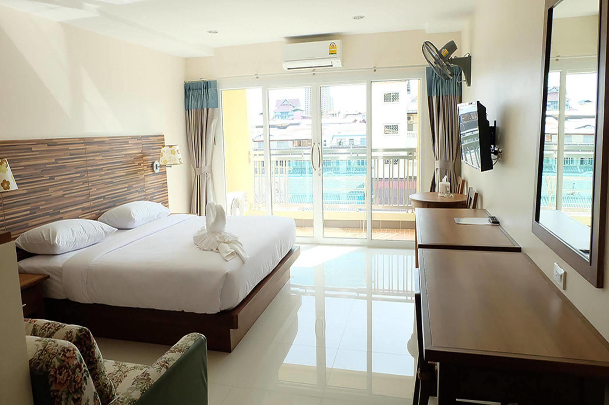 D Hotel Pattaya Esterno foto