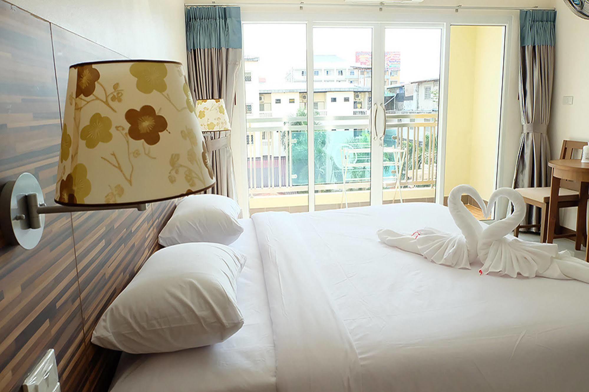 D Hotel Pattaya Esterno foto